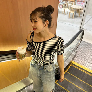 Striped off-shoulder ribbon T-shirt