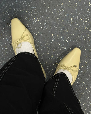 Square-toe ribbon flat shoes