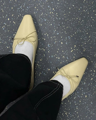 Square-toe ribbon flat shoes