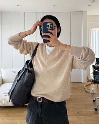Loose-fit V-neck modern knit