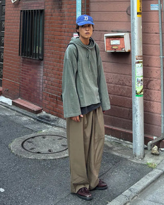Double-pleated round-leg slacks