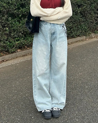 Wide-leg denim jeans with rear pockets