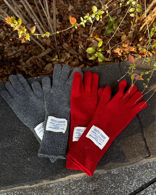 Label knit gloves