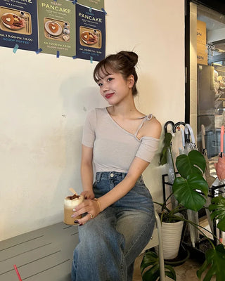 One-shoulder strap half-sleeve T-shirt