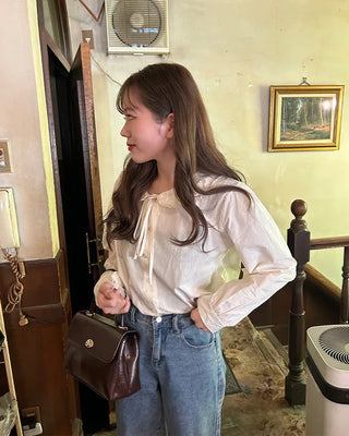 Round lace collar blouse