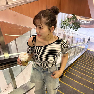 Striped off-shoulder ribbon T-shirt