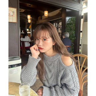 One-shoulder cable knit
