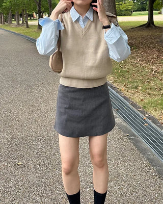V-neck ribbed hem semi-cropped knit vest
