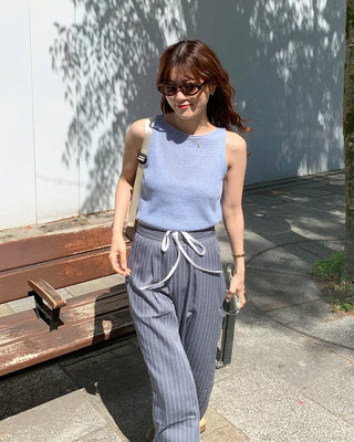 Boat neck sleeveless knit