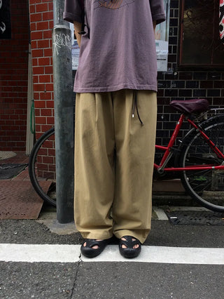 Wide-legged pleated chino pants
