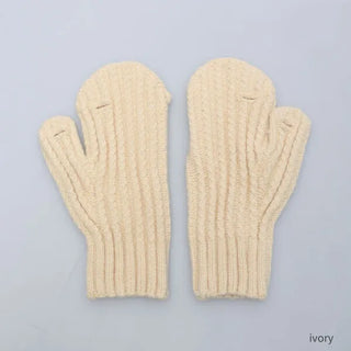Cable knit gloves