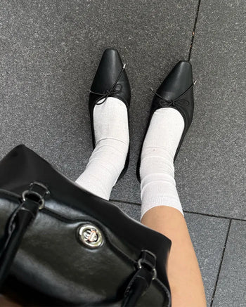 Square-toe ribbon flat shoes