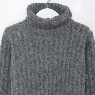 Ribbed two-tone turtleneck knit