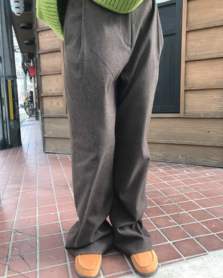 One-pleat slacks