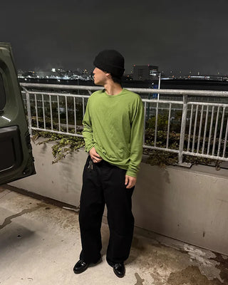Curved silhouette wide pants