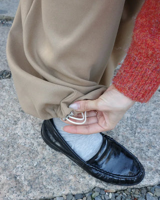 Elastic waistband, one-pleat slacks