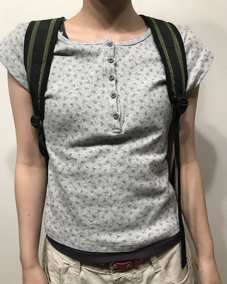 Flower punched button short-sleeved T-shirt
