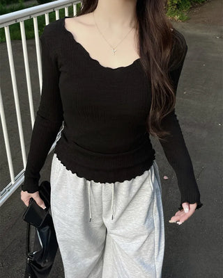 V-neck wave scallop point T-shirt