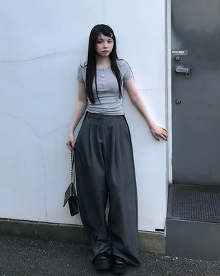 Pleated wide-leg slacks