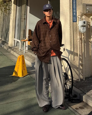 Three-pleat wide-leg slacks