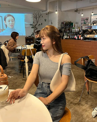 One-shoulder strap half-sleeve T-shirt
