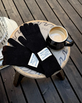 Label knit gloves