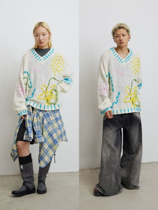 CONP Graphic V-neck Sweater (White)