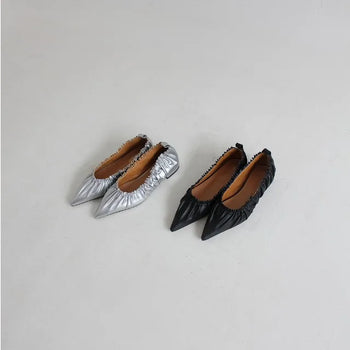 Pointed-toe flat shoes