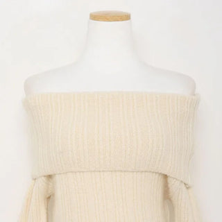 Slit off-shoulder knit