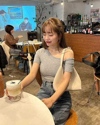 One-shoulder strap half-sleeve T-shirt