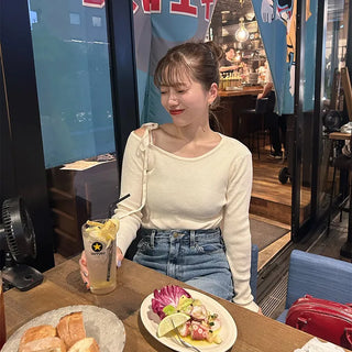 One-shoulder long-sleeved T-shirt