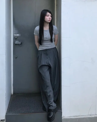 Pleated wide-leg slacks