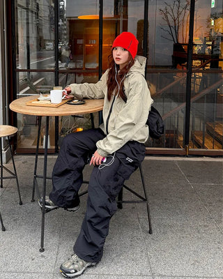 Hooded windbreaker with pockets