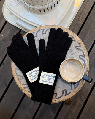 Label knit gloves