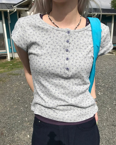 Flower punched button short-sleeved T-shirt