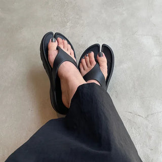 Basic beach sandals