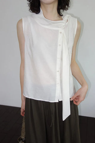 [3 colors] Sleeveless tie-ribbon blouse