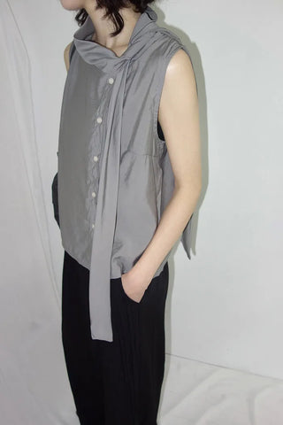 [3 colors] Sleeveless tie-ribbon blouse