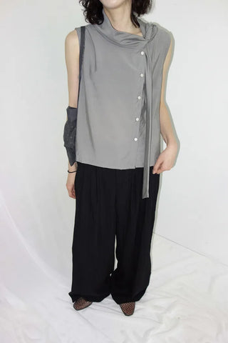 [3 colors] Sleeveless tie-ribbon blouse