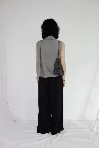[3 colors] Sleeveless tie-ribbon blouse