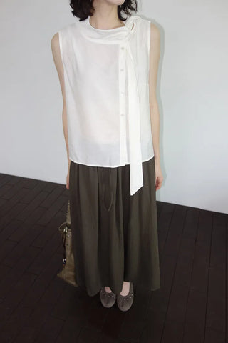 [3 colors] Sleeveless tie-ribbon blouse