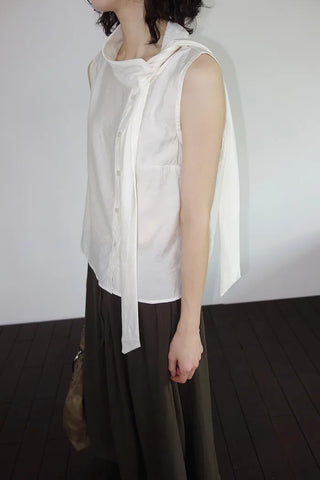 [3 colors] Sleeveless tie-ribbon blouse