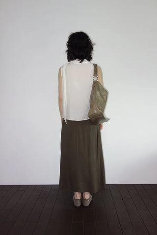 [3 colors] Sleeveless tie-ribbon blouse
