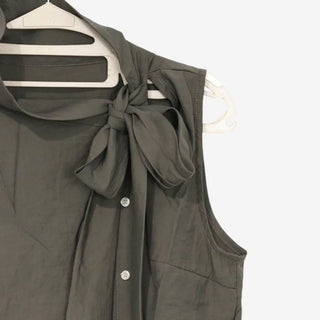 [3 colors] Sleeveless tie-ribbon blouse
