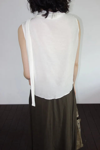 [3 colors] Sleeveless tie-ribbon blouse