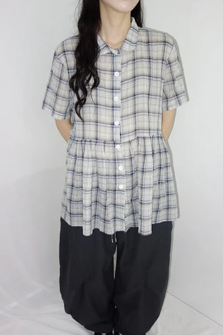 [2 colors] Chikura Round Collar Check Shirt Blouse