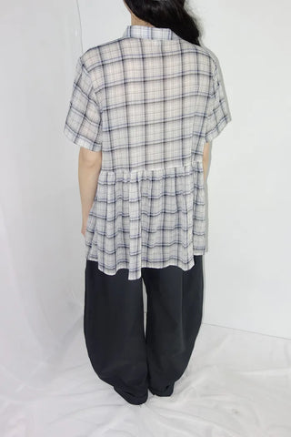 [2 colors] Chikura Round Collar Check Shirt Blouse