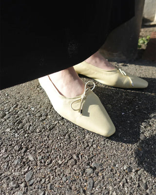 Square-toe ribbon flat shoes