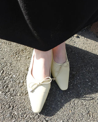 Square-toe ribbon flat shoes