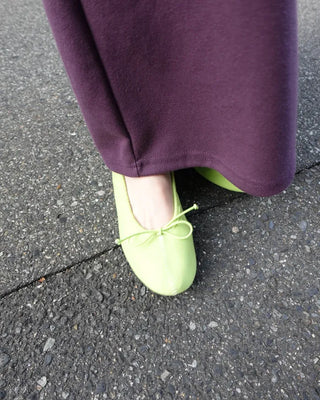 Vivid round ribbon flat shoes